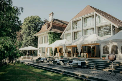 Aussenterrasse vor dem Schloss Hünigen