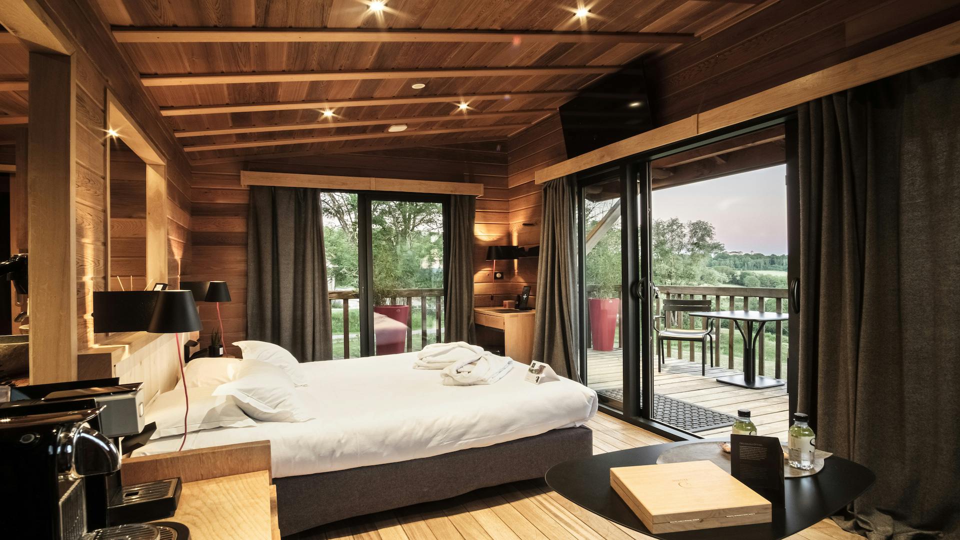 Baumhaus mit privatem Jacuzzi "La Réserve"