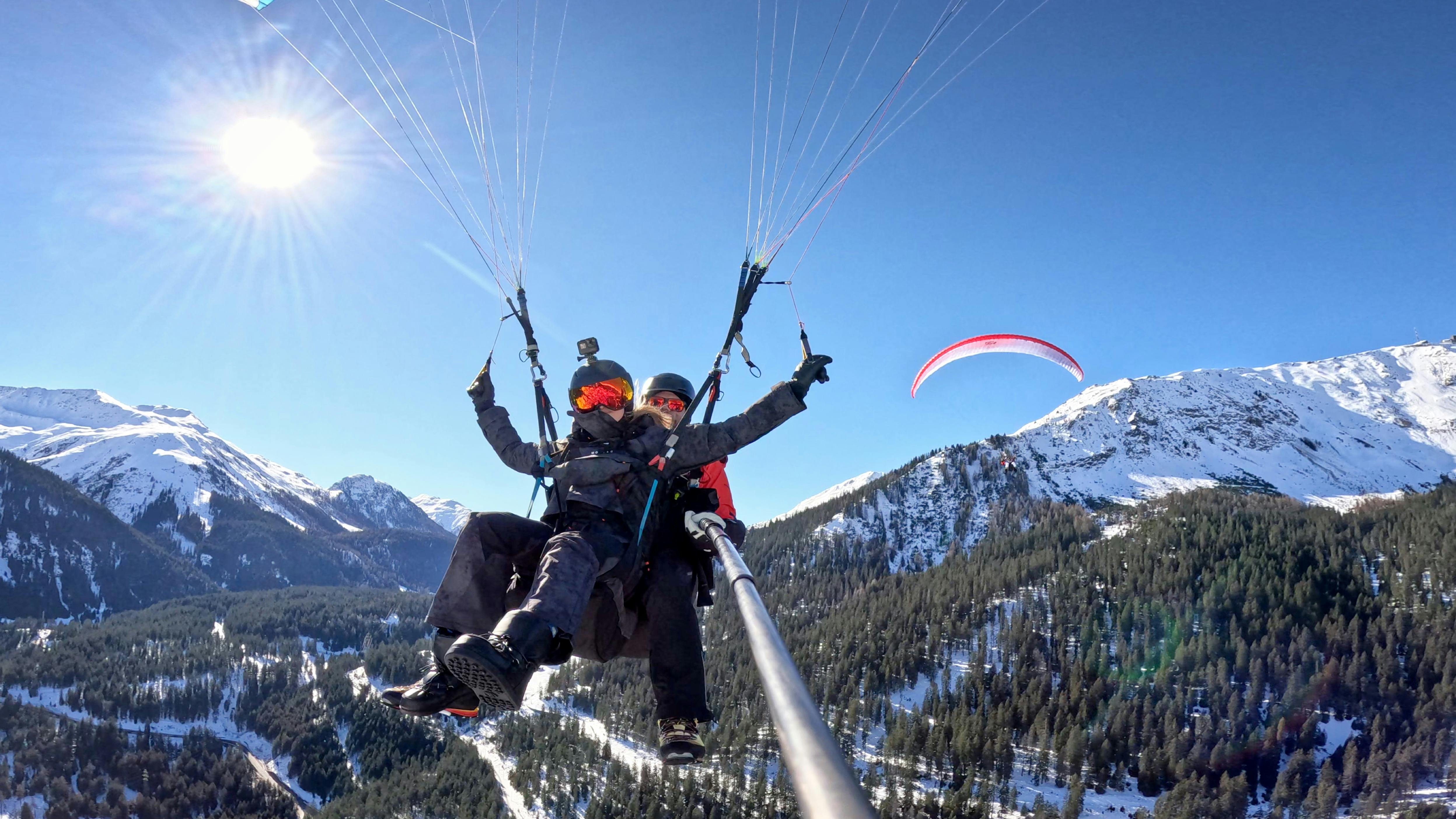 Gleitschirmflug in Davos