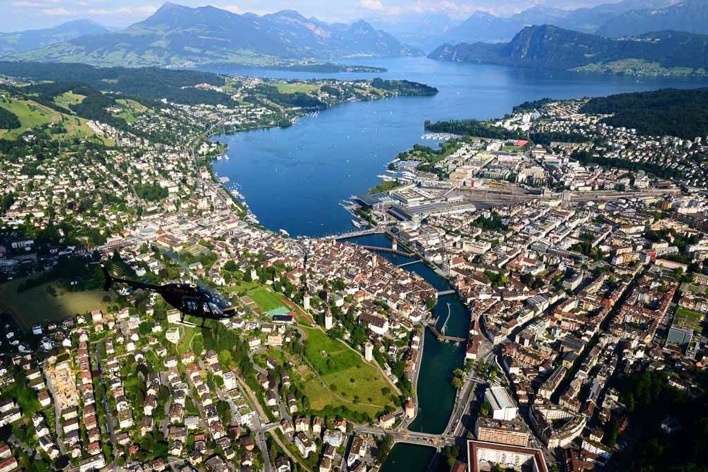 Vol en hélicoptère au-dessus des Alpes