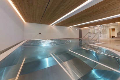 Hallenbad mit Gegenstrom und Whirlshow