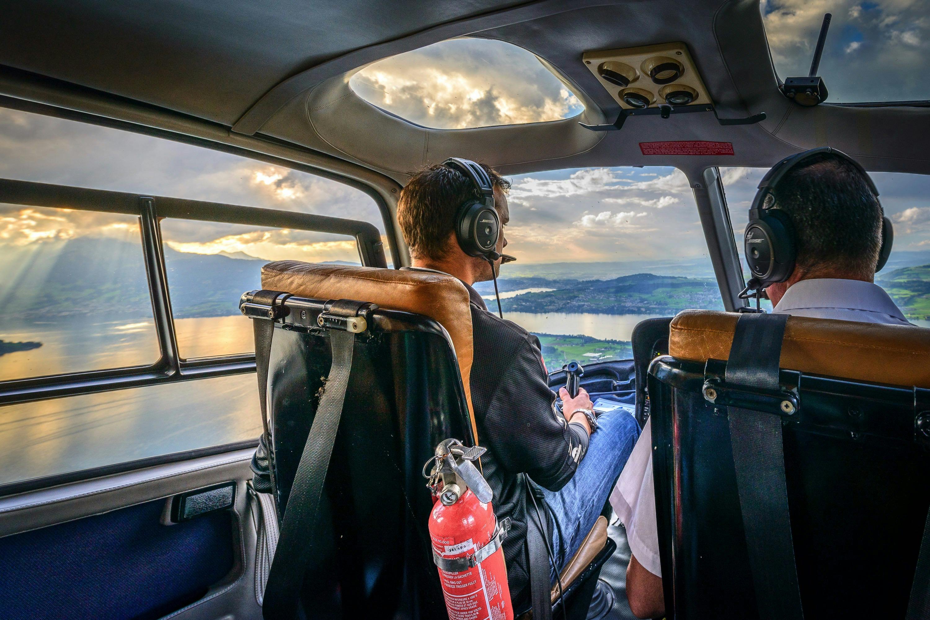 Vol en hélicoptère au-dessus des Alpes