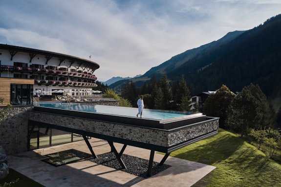 Sicht auf den Outdoor Infinity Pool des Travel Charme Ifen Hotels (in Österreich)
