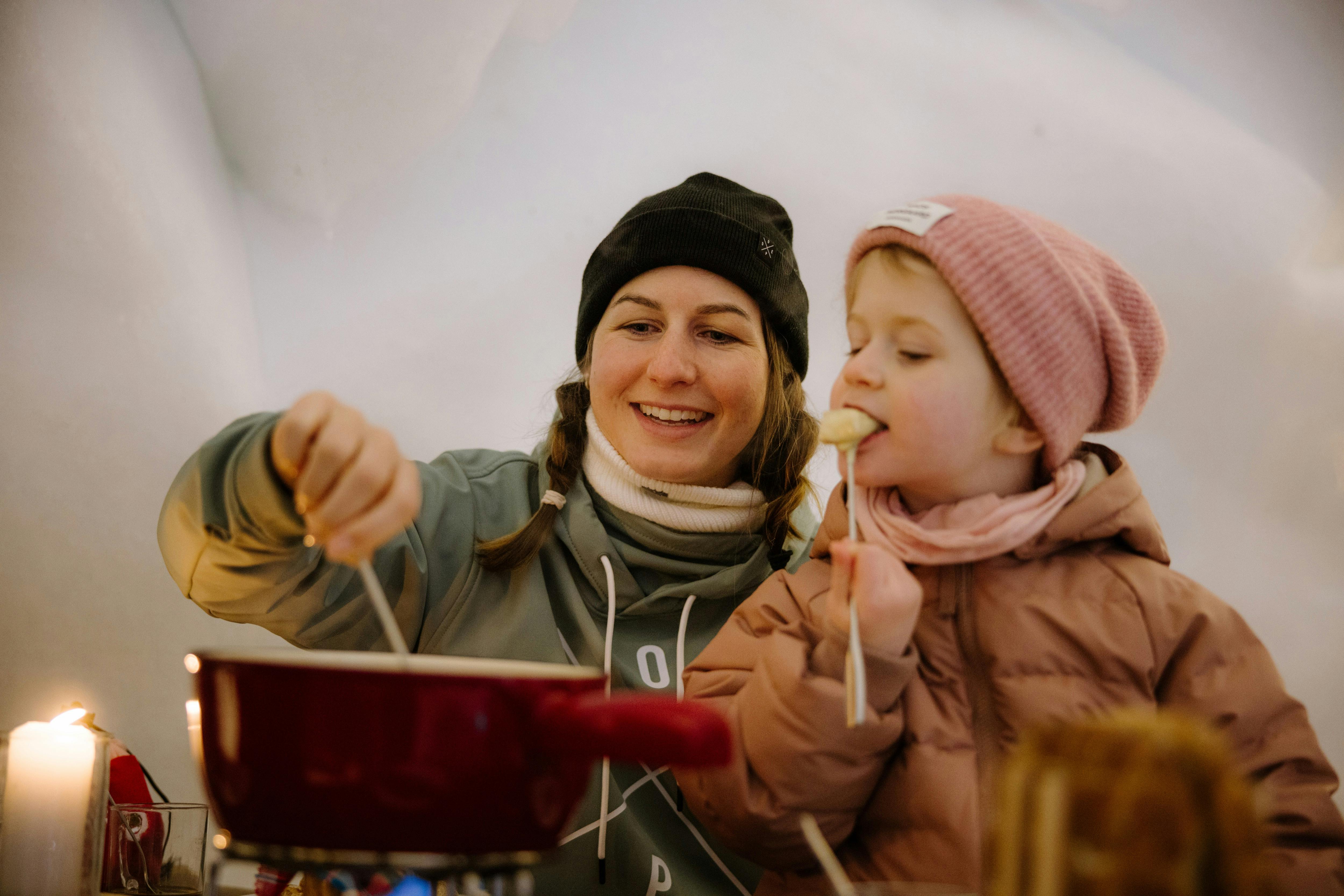 Feines Fondue: Schweizer Tradition im Fondue-Iglu