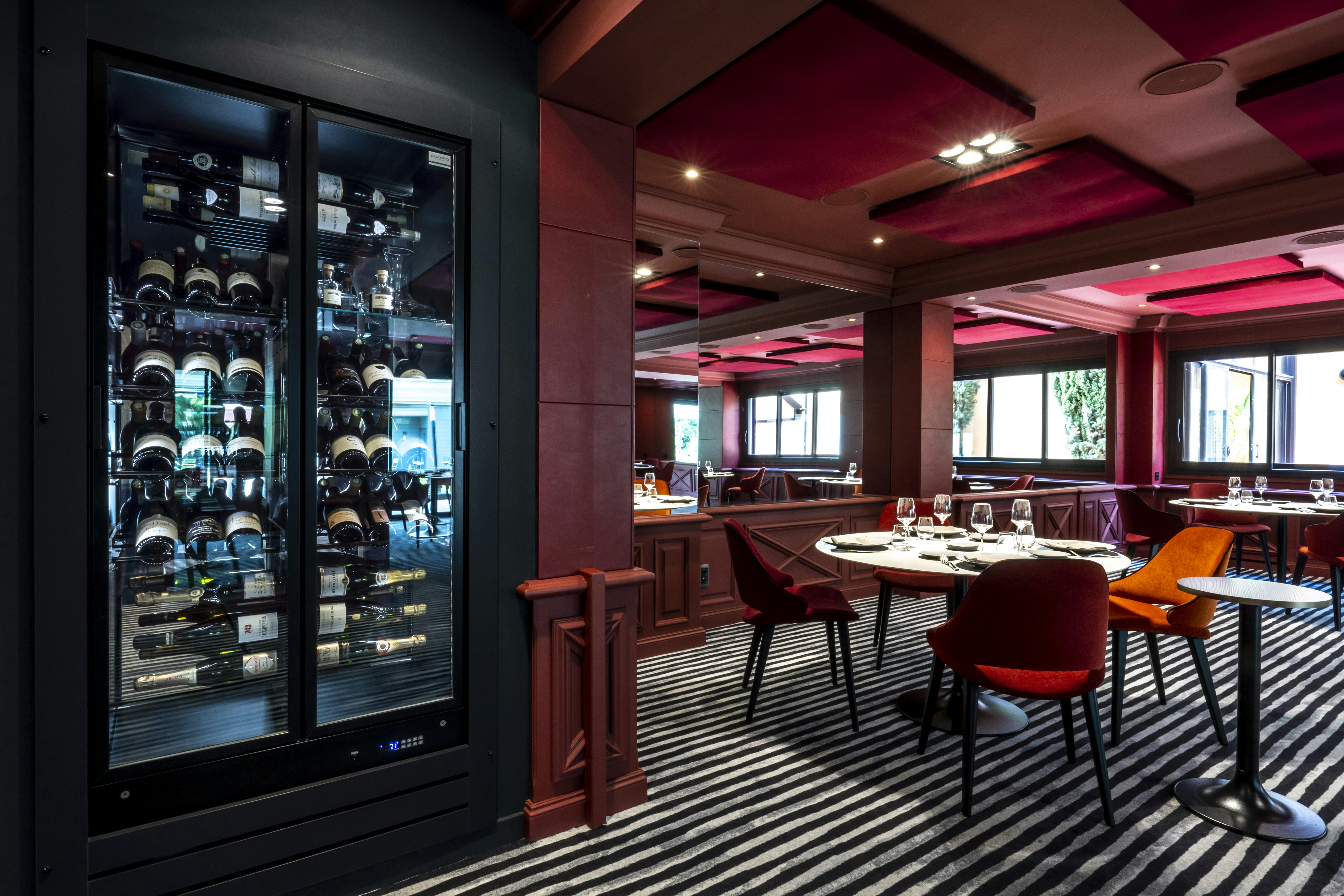 Restaurant-Terrasse mit schönem Garten