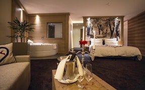 Romantik pur im Tessin: Hotelzimmer mit Jacuzzi für verliebte Paare