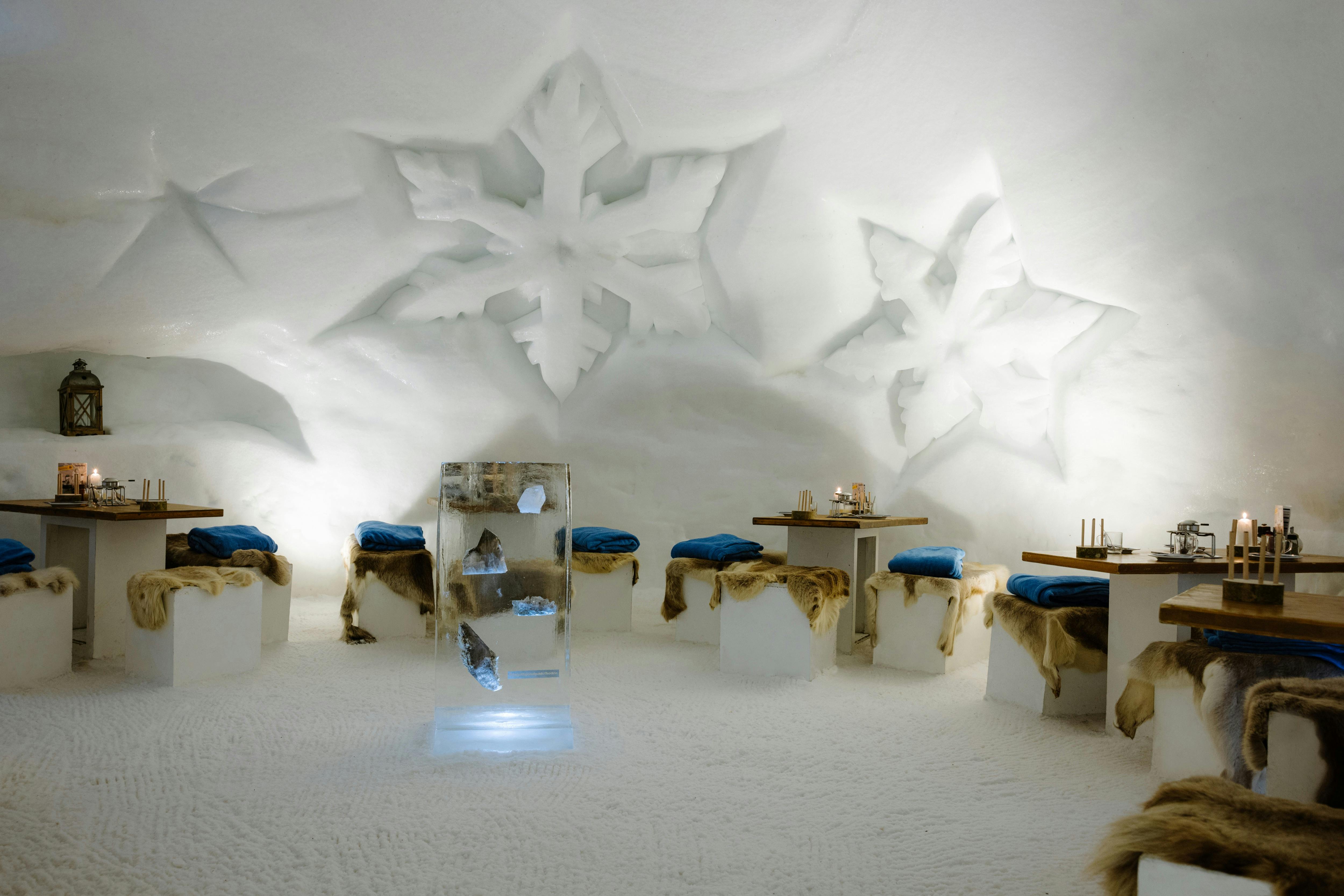 Feines Fondue: Schweizer Tradition im Fondue-Iglu