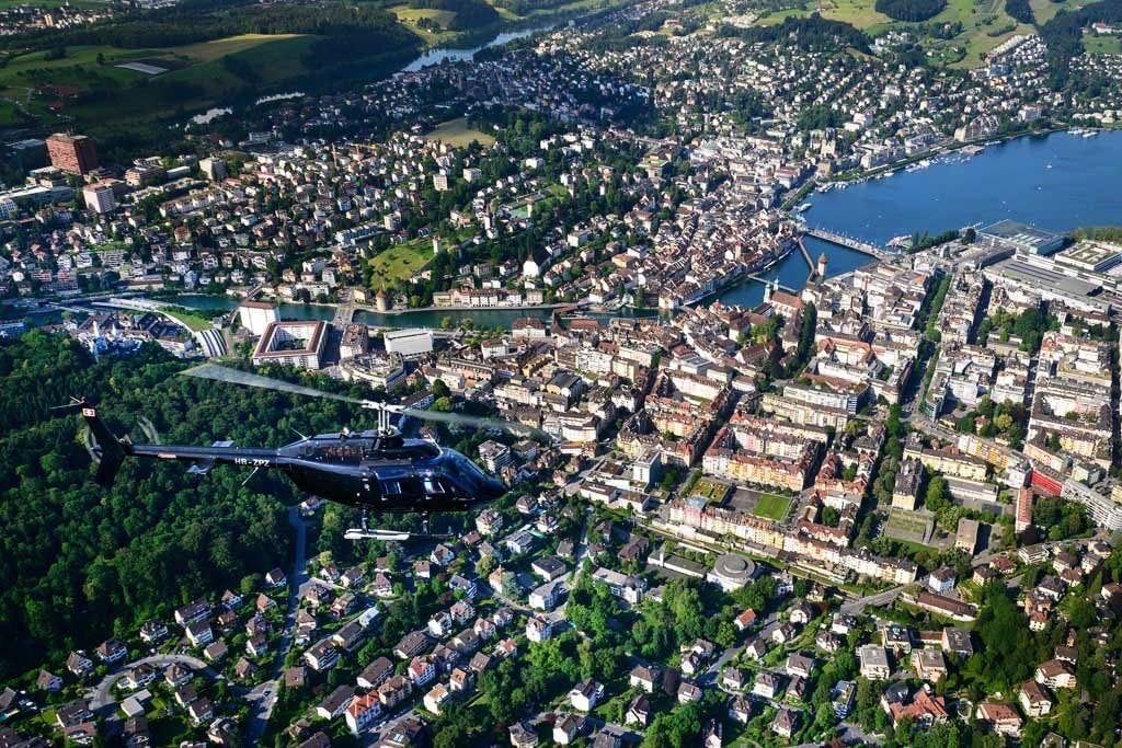 Vol en hélicoptère au-dessus des Alpes