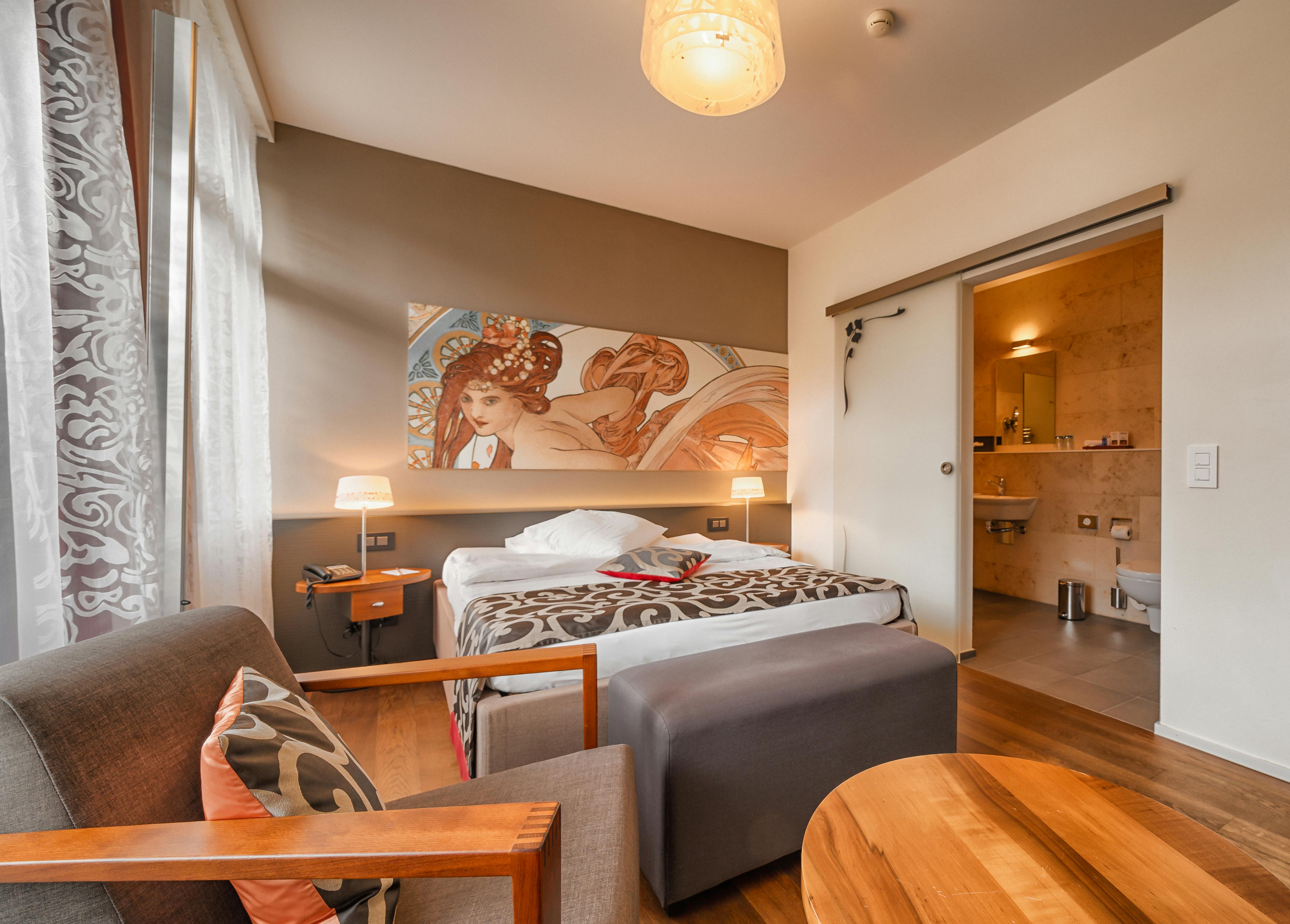 Boutique Queen Room with Mountain View