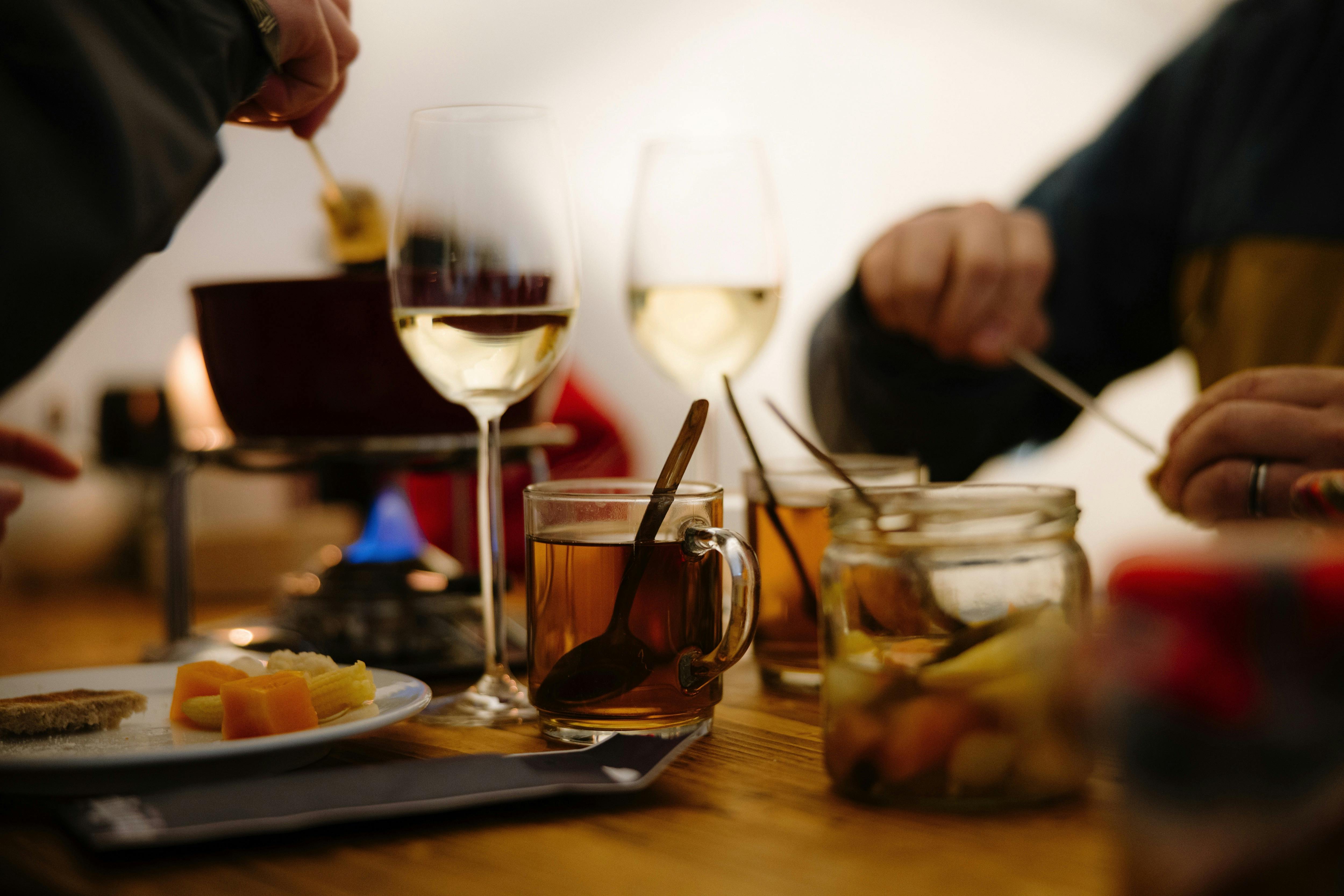 Feines Fondue: Schweizer Tradition im Fondue-Iglu