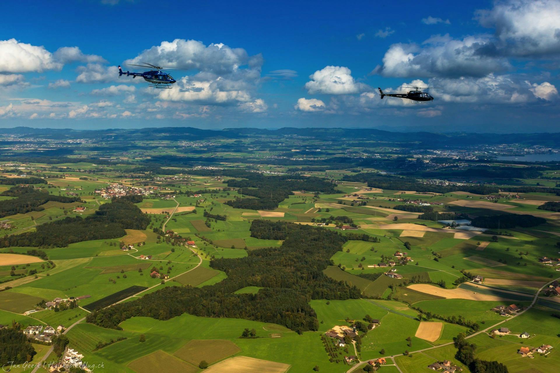 Vol en hélicoptère au-dessus des Alpes
