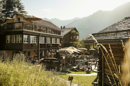 Vue sur l'hôtel Maiensäss Guarda Val et sa terrasse