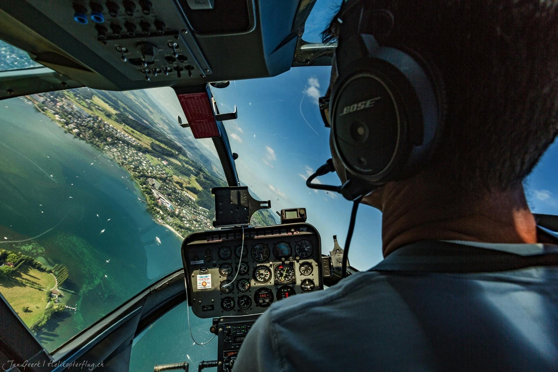 Vol en hélicoptère au-dessus des Alpes