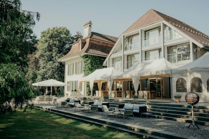 Terrasse extérieure devant le château de Hünigen