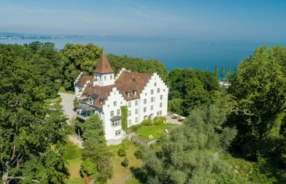 Vue sur le château Wartegg, le parc et le lac de Constance