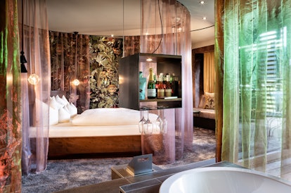 Grande Suite avec lit à baldaquin et bain à remous