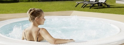 Jacuzzi extérieur de l'espace bien-être de l'Hôtel Stoos