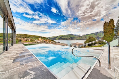Piscine extérieure avec vue sur le lac de Thoune