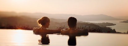 Piscine extérieure à débordement au Panorama Resort & Spa