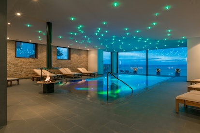 Indoor-Pool mit Blick auf den Bodensee