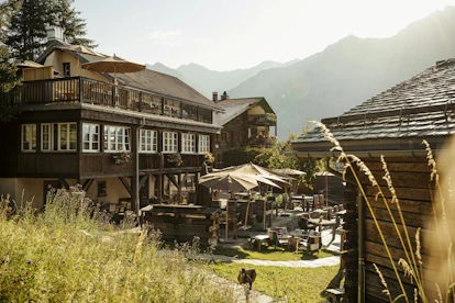 Sicht auf das Maiensässhotel Guarda Val und Terrasse